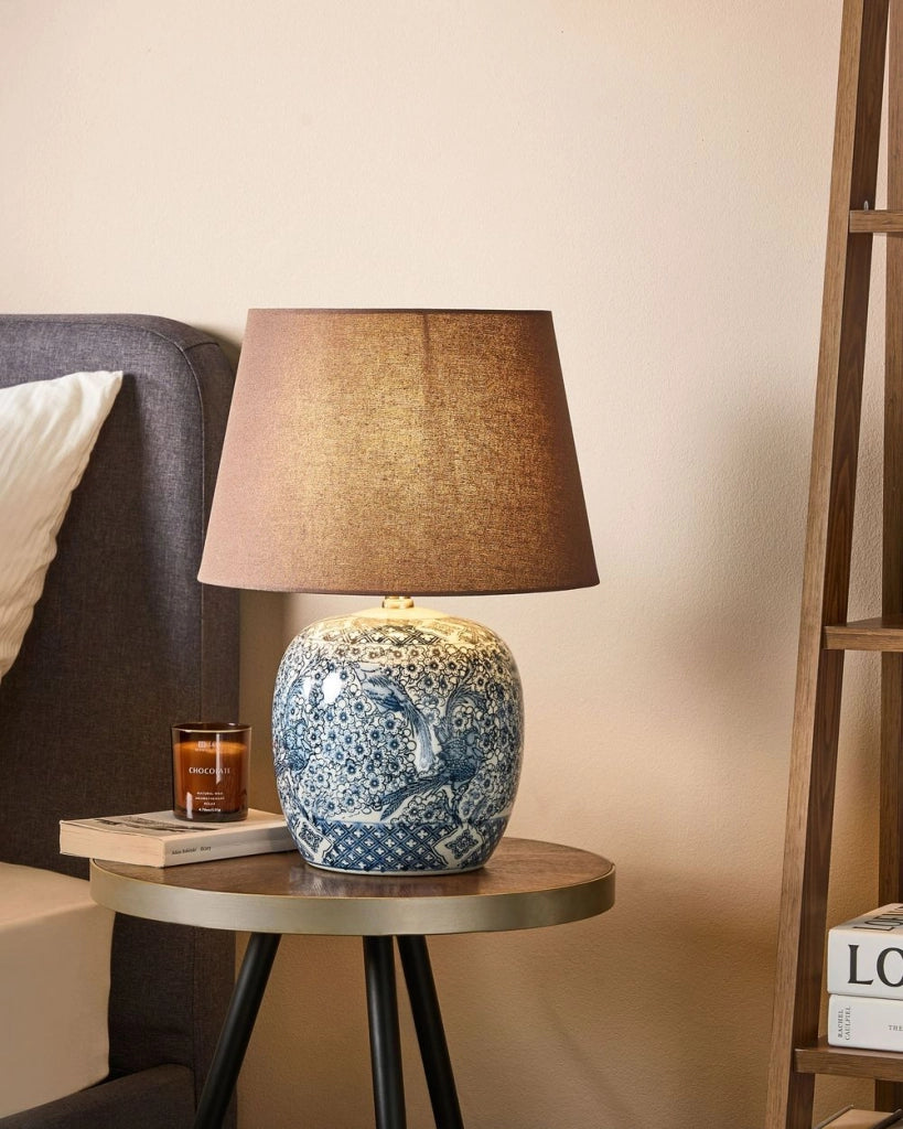 Lampada da tavolo classica con paralume in tessuto di lino marrone base in porcellana bianco e blu 46 elegante retrò classico camera da letto soggiorno