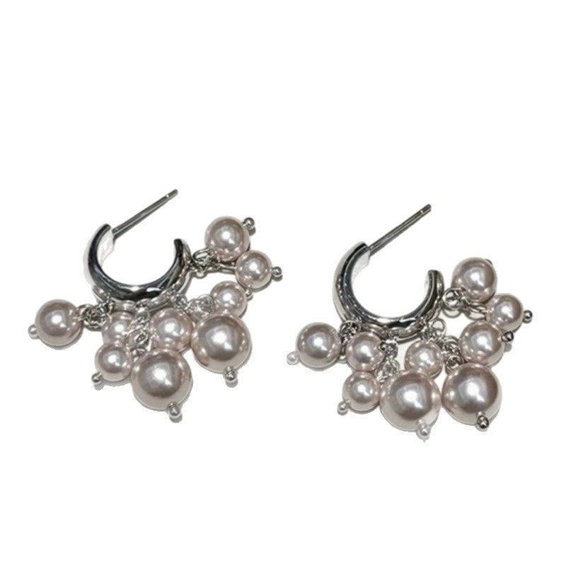 Orecchini delicati con perle e aghi d'argento e uva.