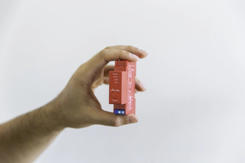 SHELLY PRO 1PM Relè montabile su guida DIN. 1 canale. Wi-Fi. LAN e Bluetooth. Automatizzazione luci. Prese. Interruttori
