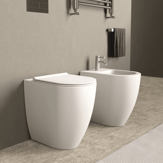 Coppia Di Sanitari Alice Ceramica Da Terra Filo Muro Senza Brida Bianco Lucido "Form"