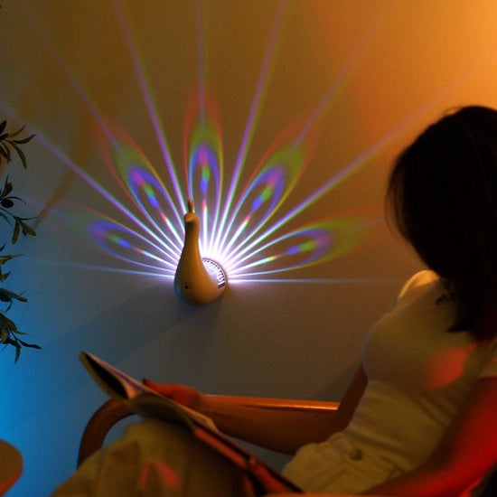Lampada da parete con proiezione di pavone, 7 colori, con telecomando, lampada da tavolo USB ricaricabile con effetto pavone, lampada da scrivania da proiettare per feste in salotto.