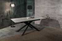 E-STYLO Tavolo allungabile con top cemento bianco in melaminico e base in metallo nero, 90cm X 140/ 190cm H. 76cm.