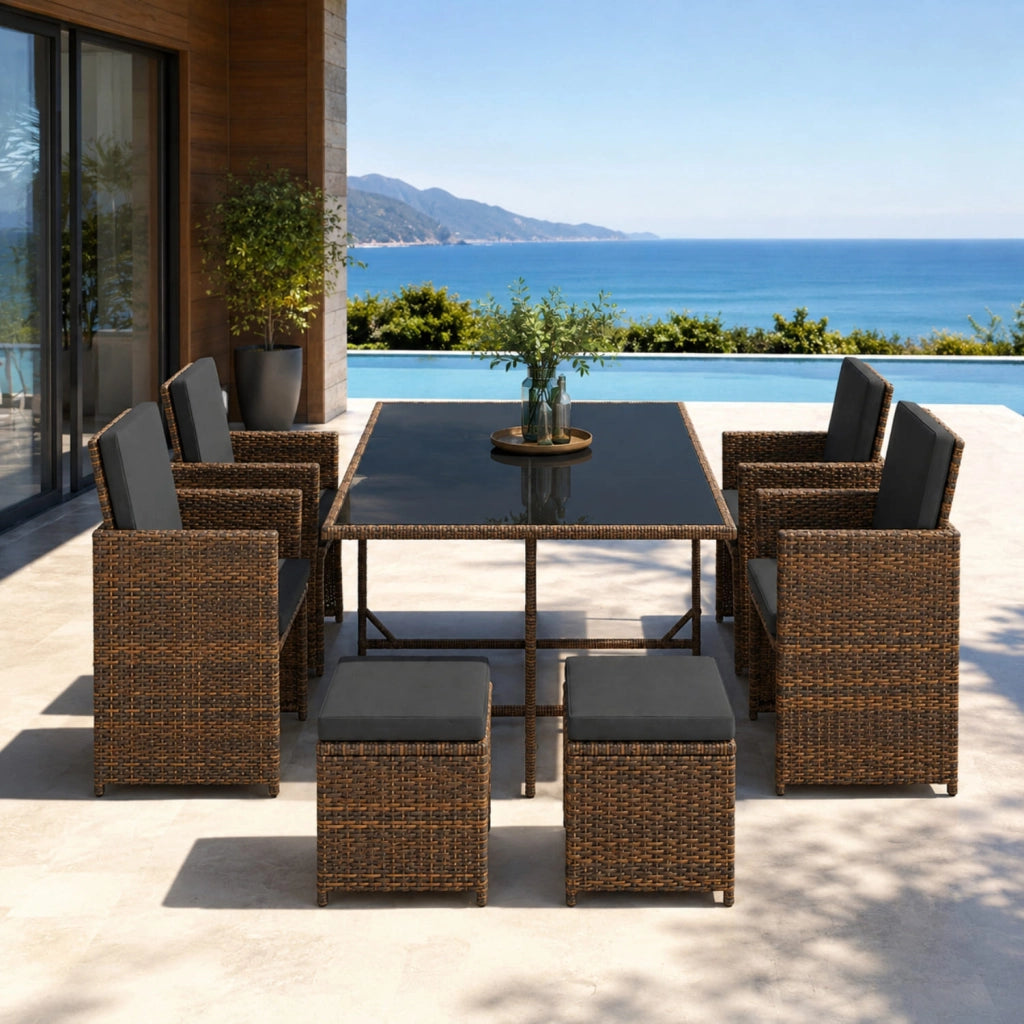 Set Salvaspazio Da Giardino In Polyrattan Con Tavolo Quattro Poltrone E Quattro Sgabelli A Scomparsa Con Cuscini E Vetro Temperato Arredo Outdoor Elegante Per Esterni Marrone E Nero