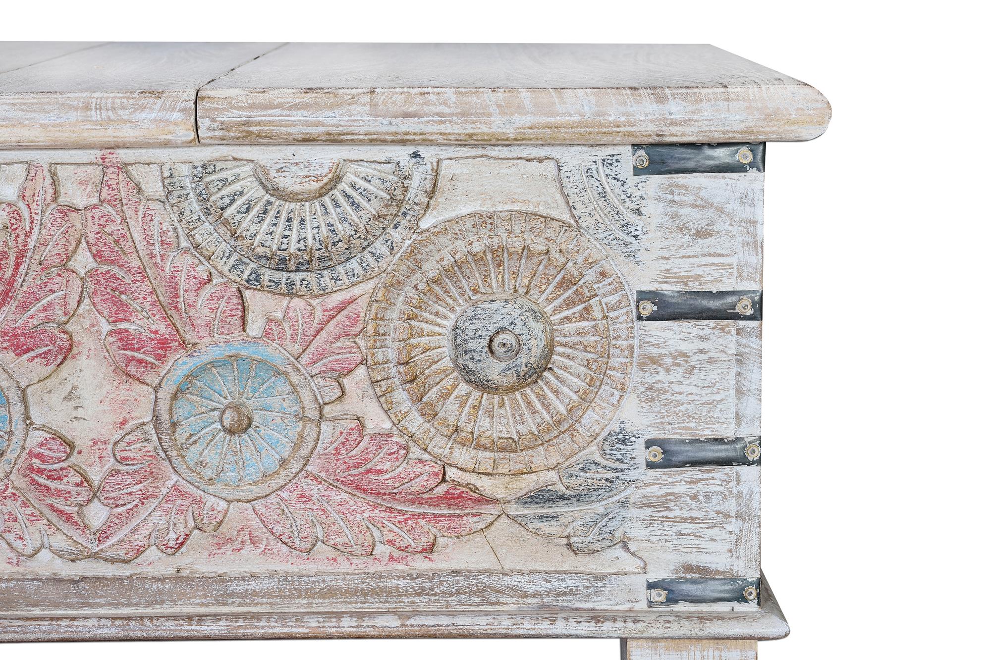 Tavolino in massello di mango intagliato, grande capacità contenitiva