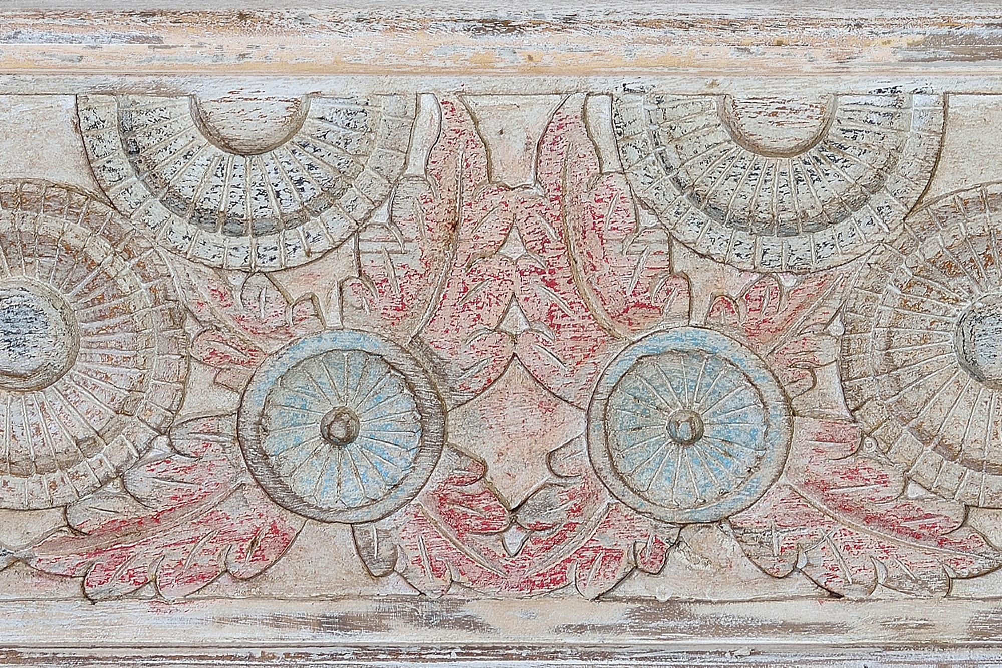 Tavolino in massello di mango intagliato, grande capacità contenitiva