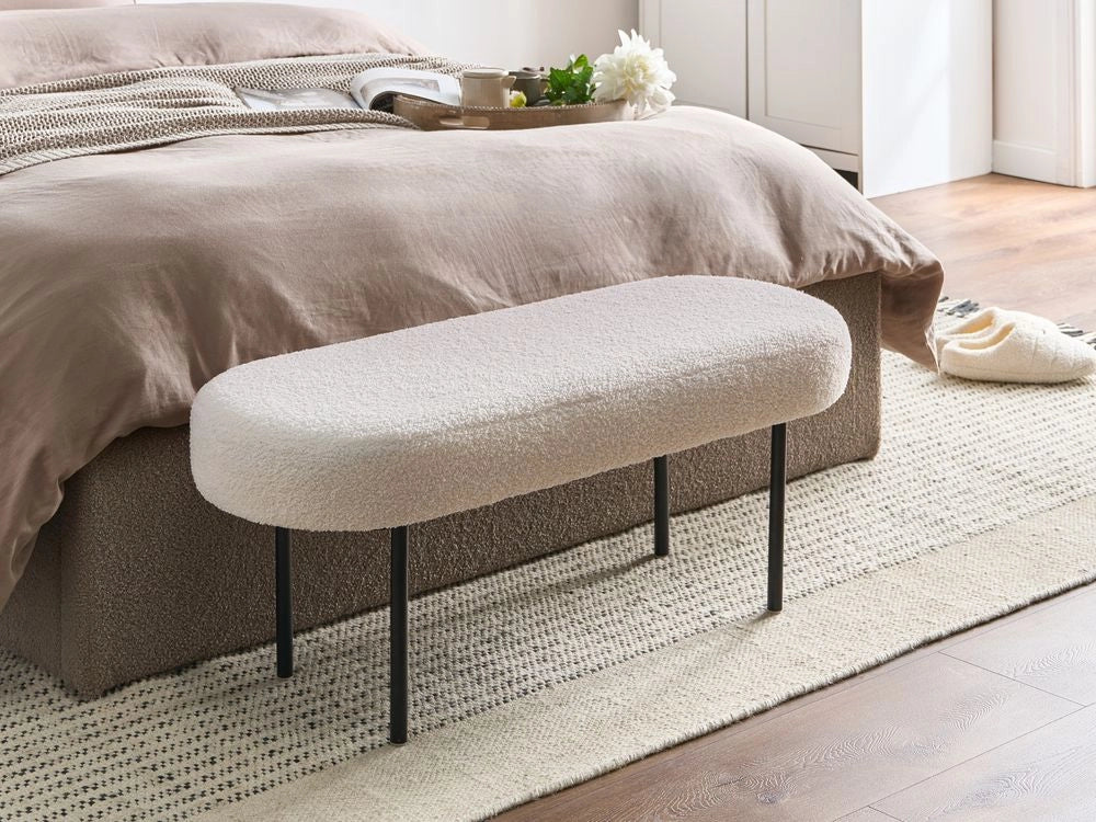 Panca Boucle con gambe in metallo, seduta ovale imbottita, stile cottage retrò, bianco sporco