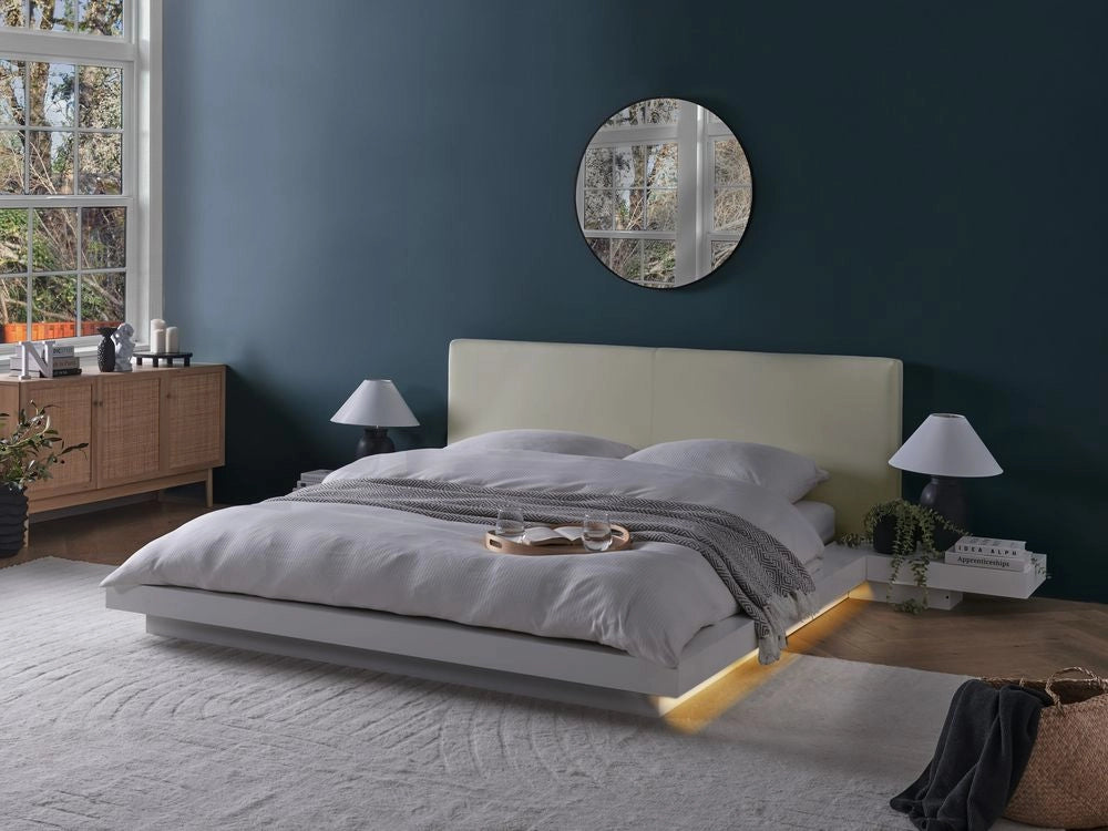 Letto matrimoniale basso giapponese con LED e  comodini testata in ecopelle bianca 160 x 200 cm camera da letto