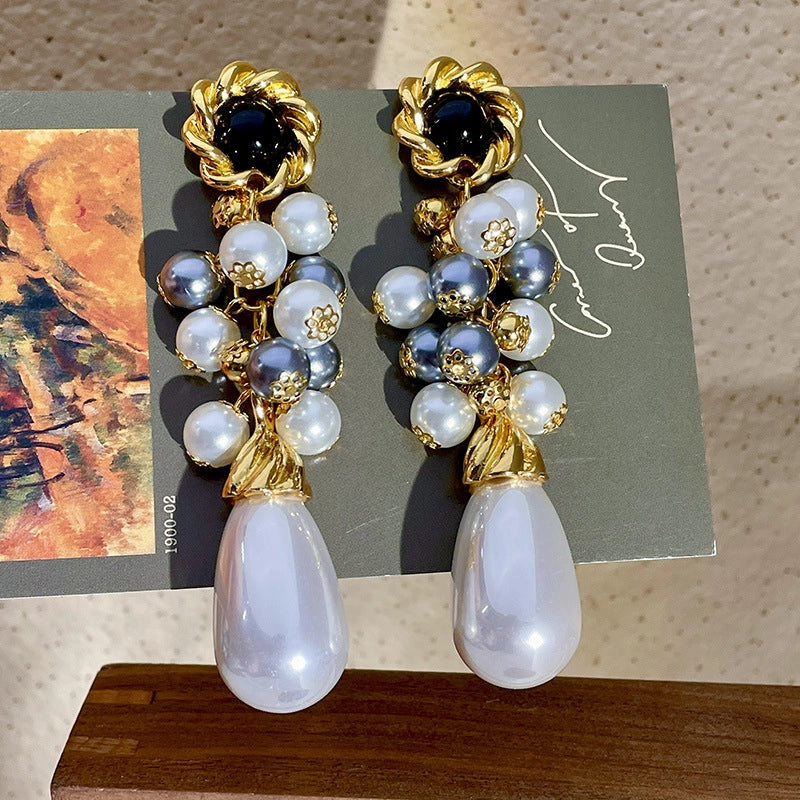 Orecchini vintage a goccia con perle bianche