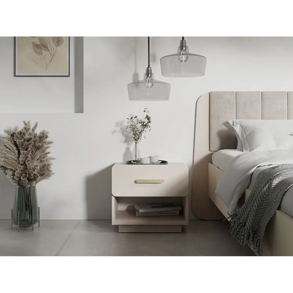 Set di 2 comodini AMALIE – 2 cassetti – Colore beige – Maniglie dorate – Design arrotondato