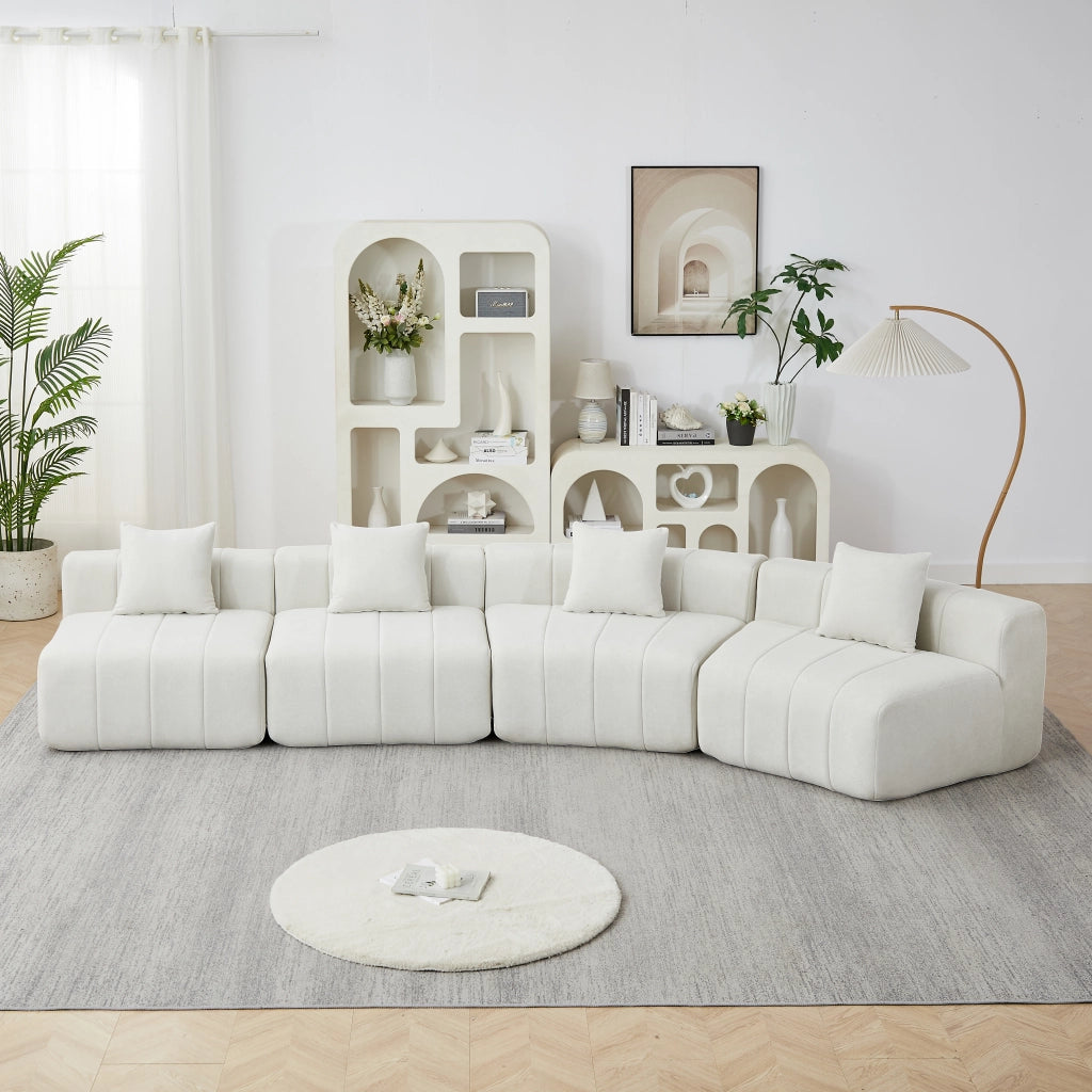 Divano modulare 4 posti con cuscini; design curvo e seduta a tasti di pianoforte in chenille beige