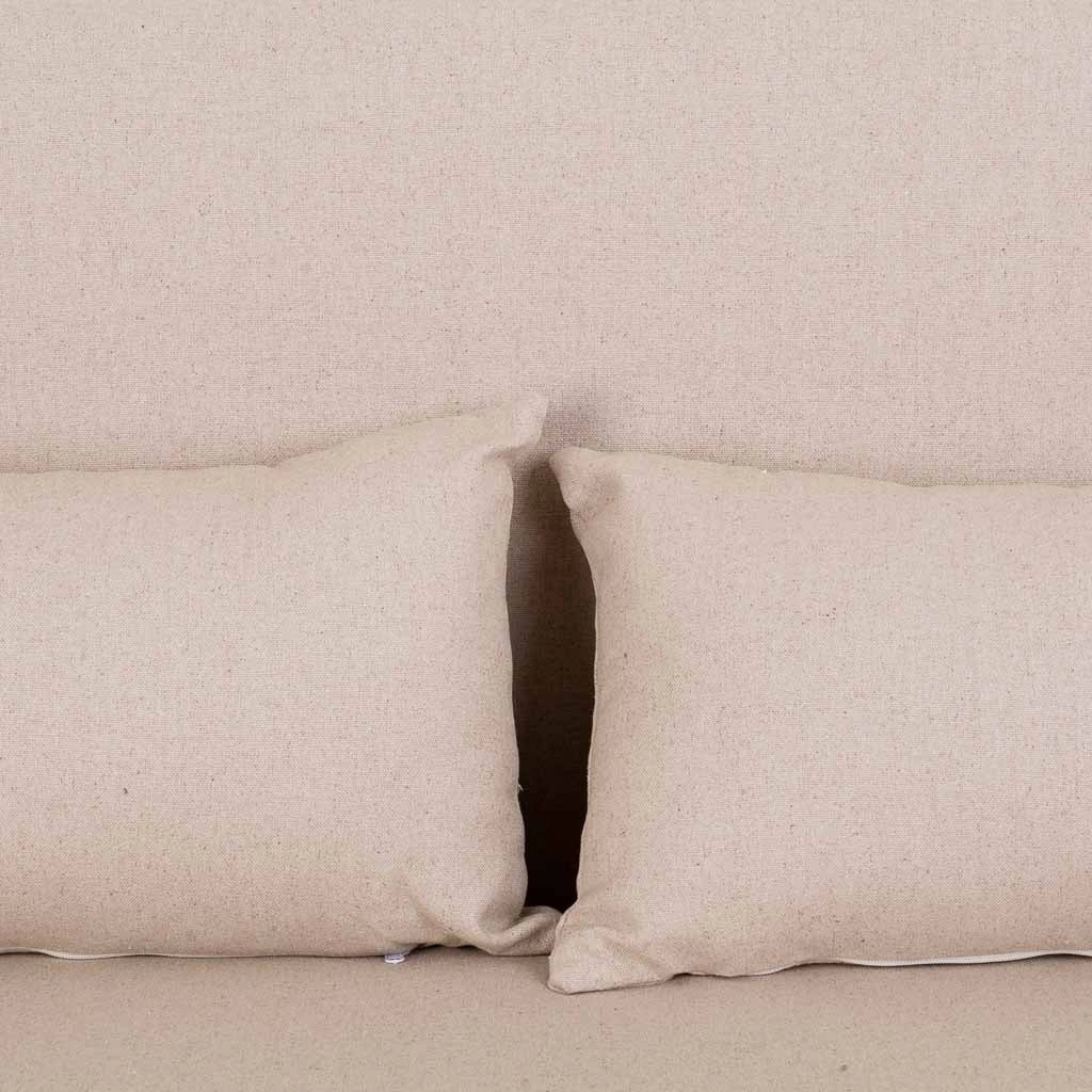 Divano in legno imbottito color panna 122x85x74h
