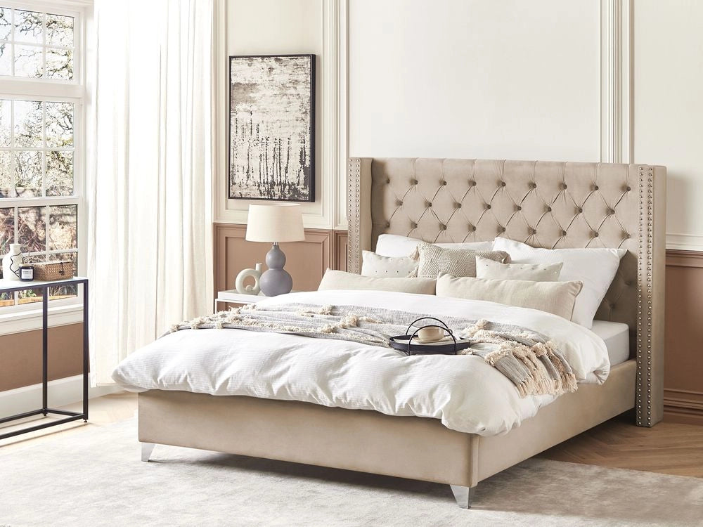 Letto a doghe Velluto beige imbottito Poggiatesta trapuntato borchie 180 x 200 cm Glam Design