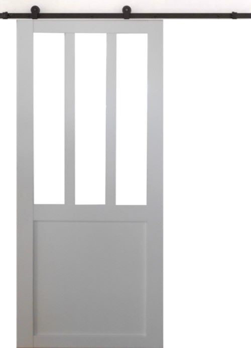 Porta scorrevole da officina rivestita di bianco con larghezza 83 + guida in acciaio nero + 2 gusci installati