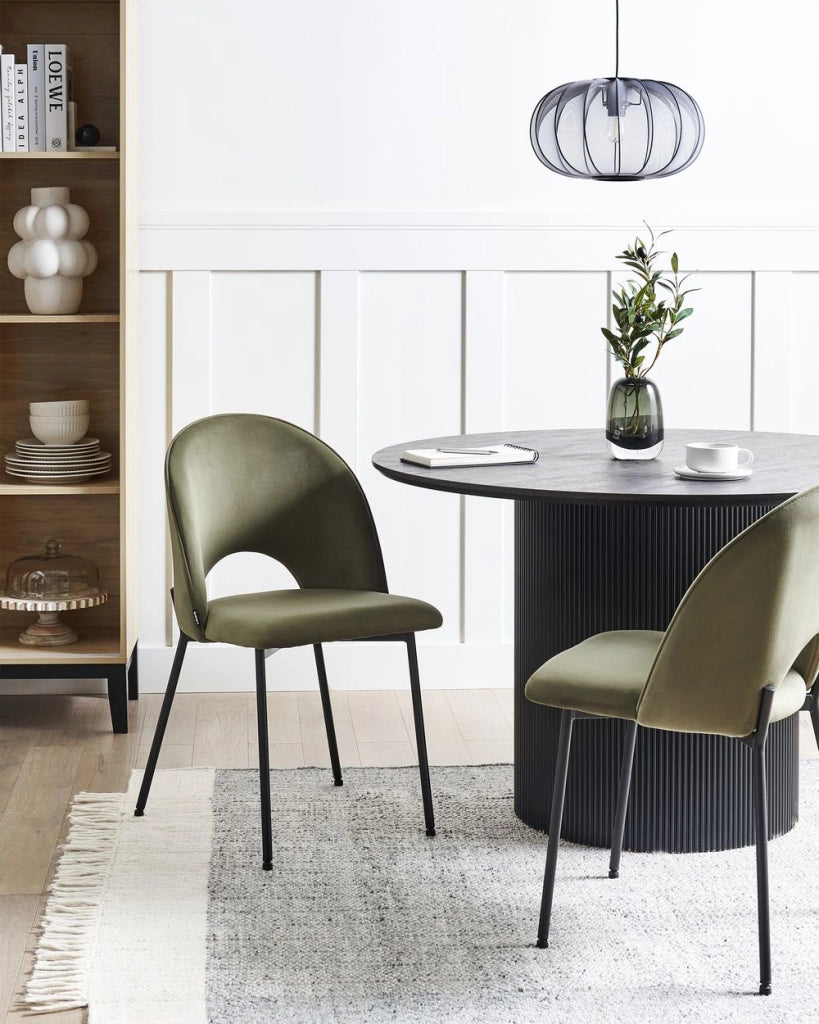 Set di 2 sedie da pranzo rivestimento in velluto verde gambe nere glamour retrò