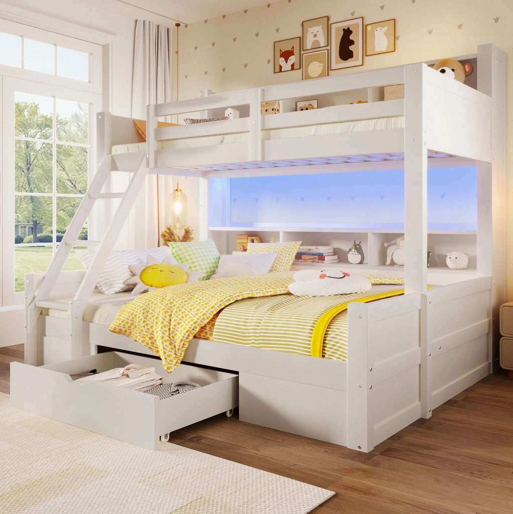 Letto a castello con letto inferiore da 140x200 cm e superiore da 90x200 cm; in legno di pino bianco