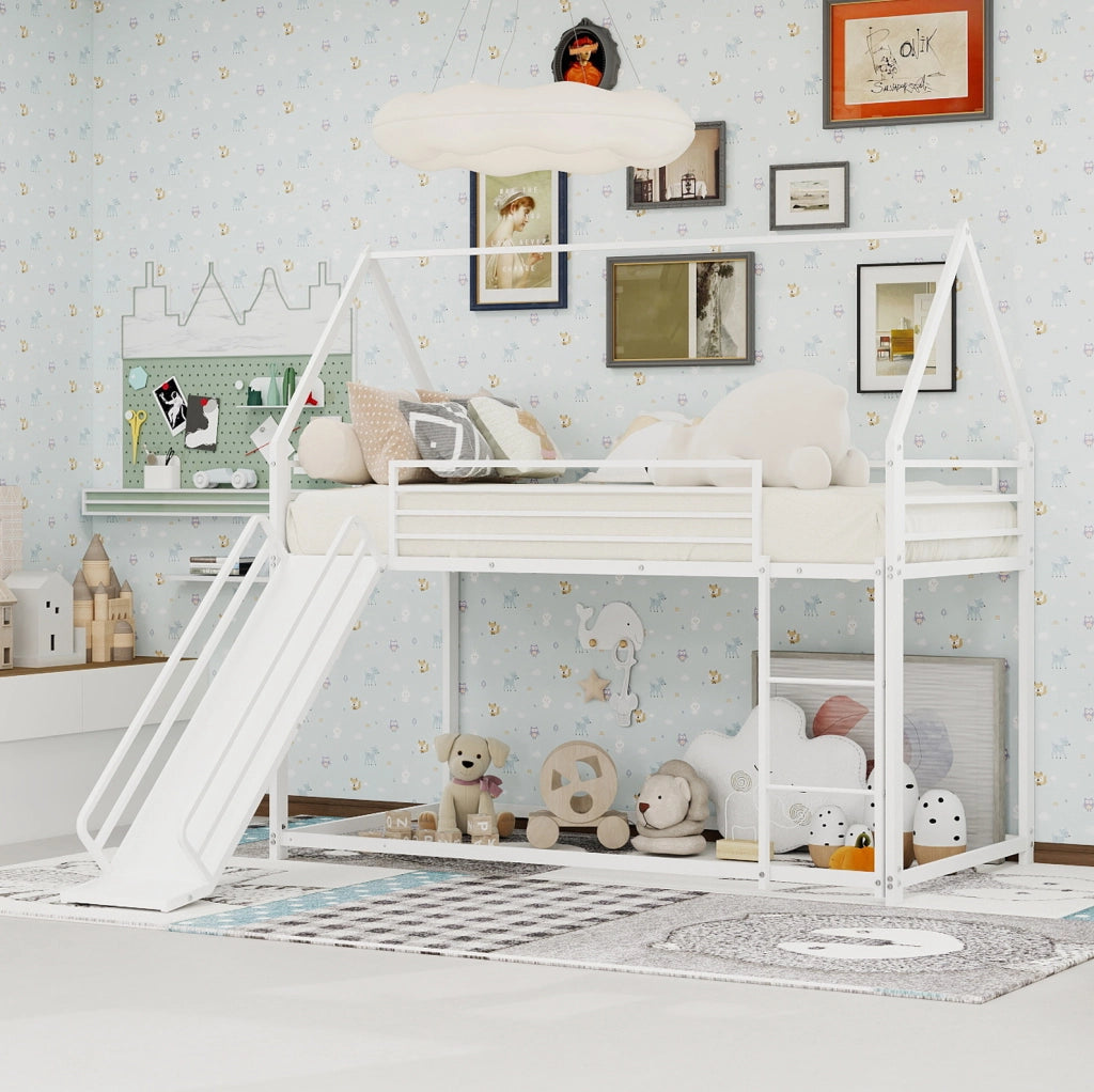 Letto a castello in metallo bianco con scivolo e design casetta