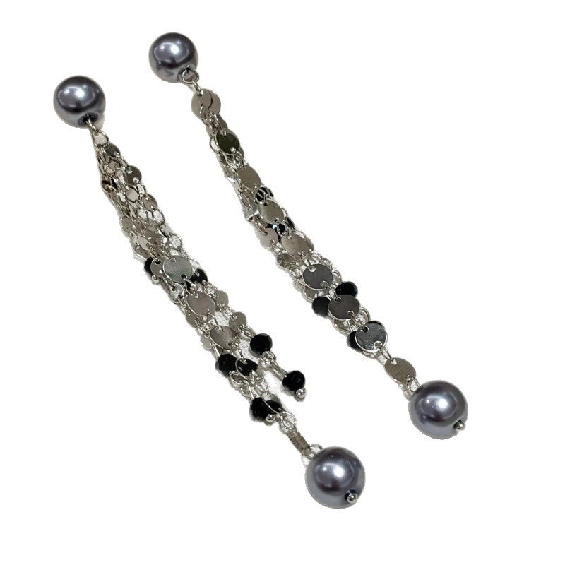 Orecchini pendenti con paillettes argentate scintillanti e orecchini a lobo con perle grigie e argentate luccicanti.