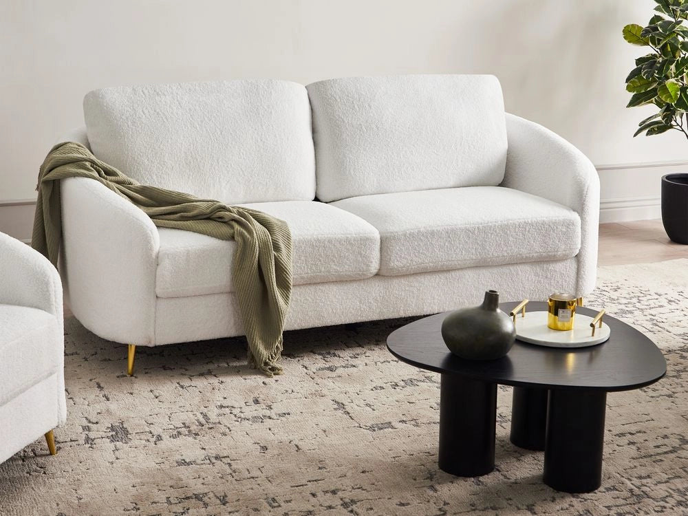 Divano 3 posti in tessuto bouclè bianco con piedi dorati curve morbide stile glamour elegante soggiorno