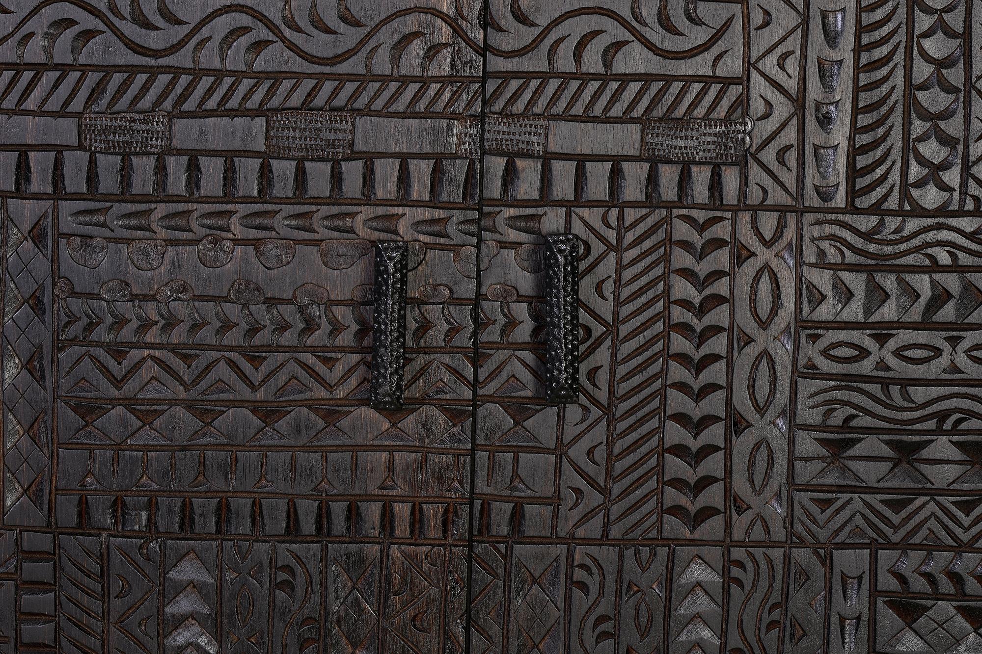 Consolle in massello di mango intagliato