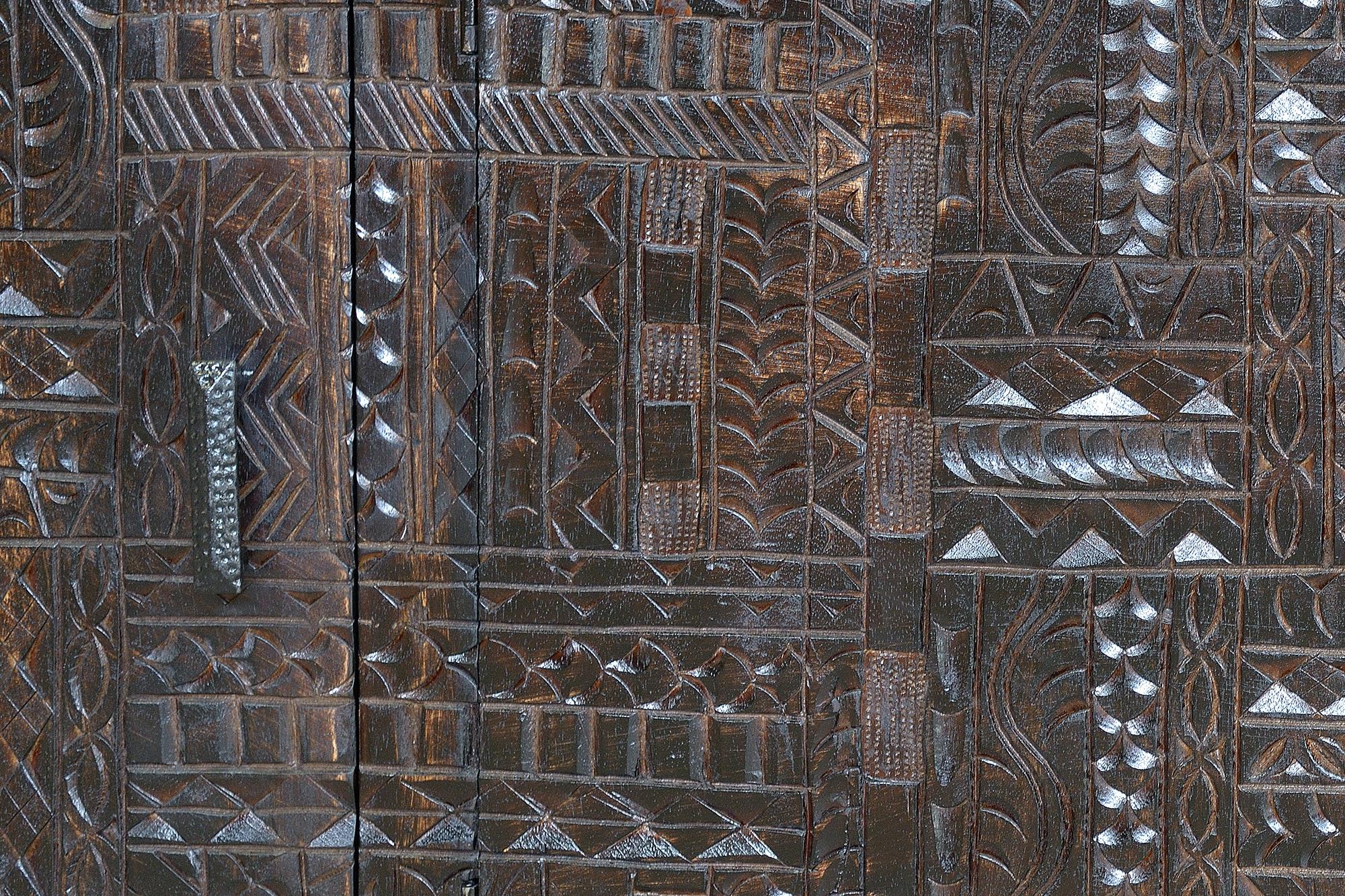 comodino alto in massello di palissandro, mango e  metallo