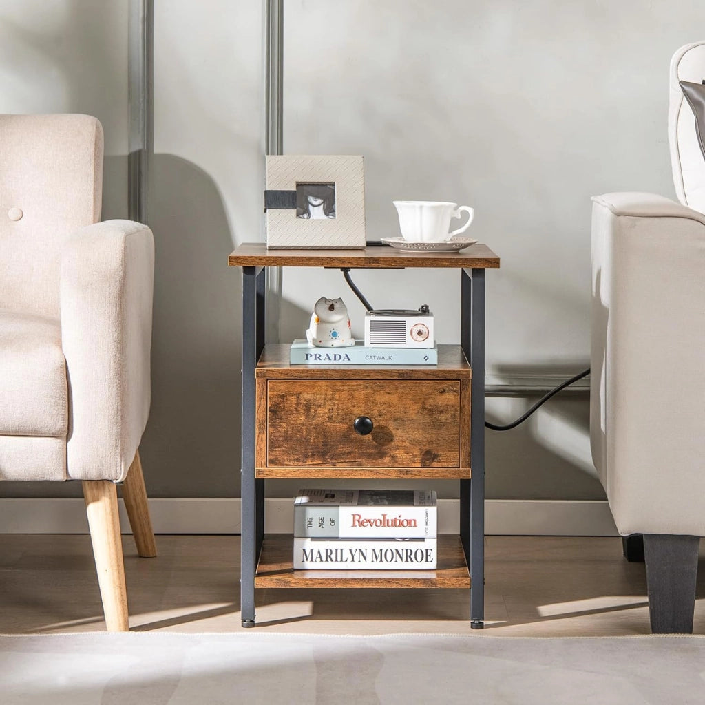 COSTWAY Comodino a 3 Piani con Stazione di Ricarica, Tavolino in Legno con Ripiani Aperti e Cassetto, Tavolino con Struttura in Metallo Robusto per Camera da Letto, Soggiorno e Studio, Naturale