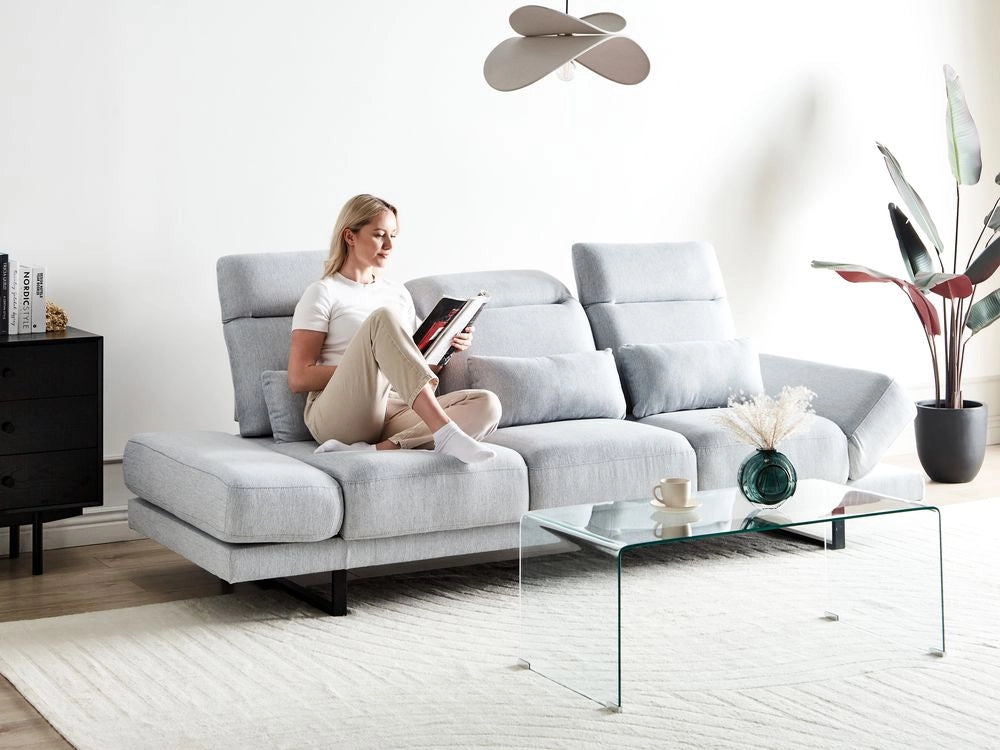 Divano moderno a 3 posti con Rivestimento in poliestere grigio chiaro e Gambe in acciaio soggiorno elegante