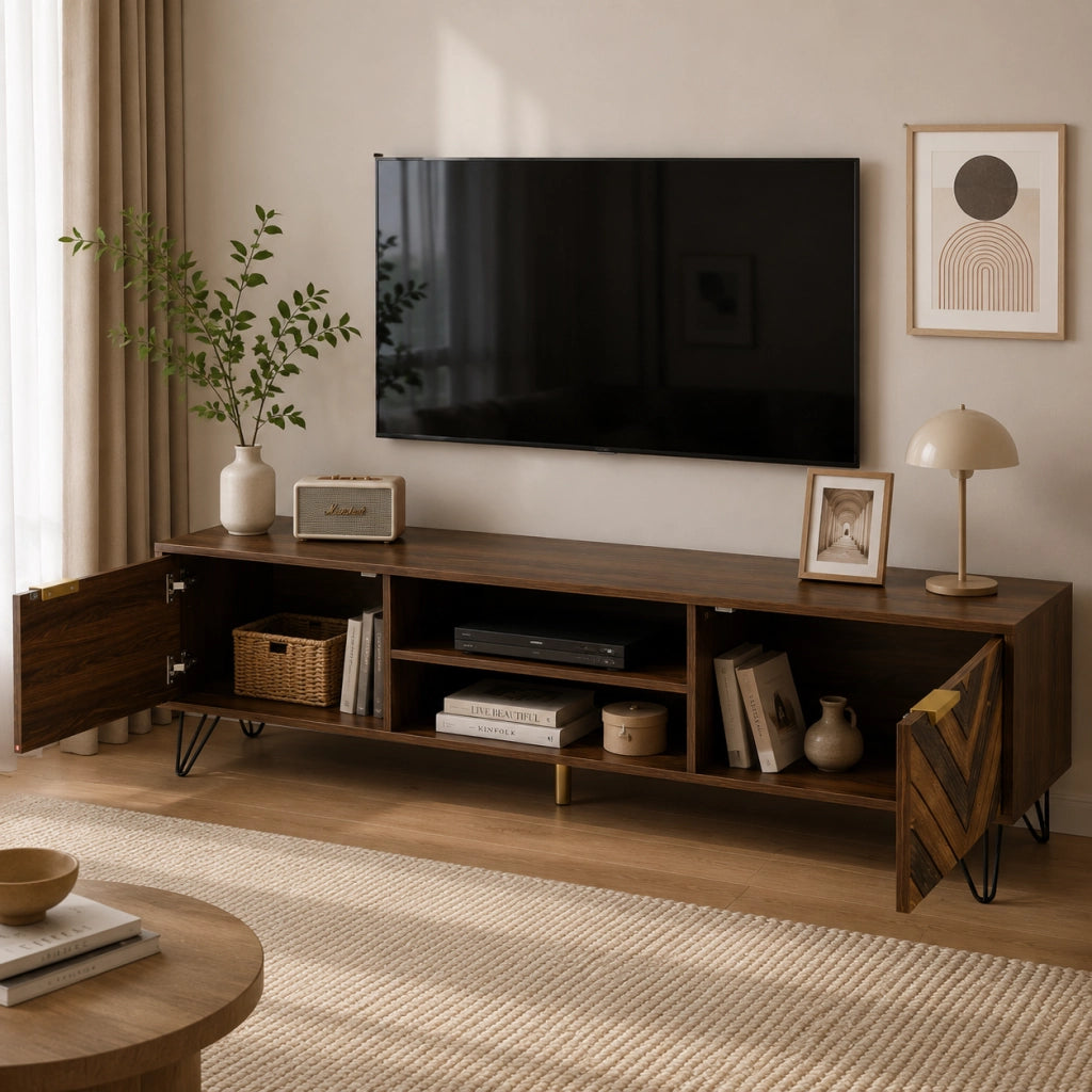 Mobile TV 155x38x48 cm; 2 ante con maniglie oro e piedini in ferro; pannello truciolare; colore naturale