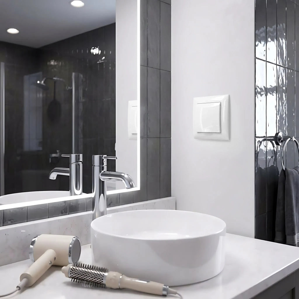 Presa Singola Con Messa A Terra E Coperchio Con Cornice Oste Jnh005-g White