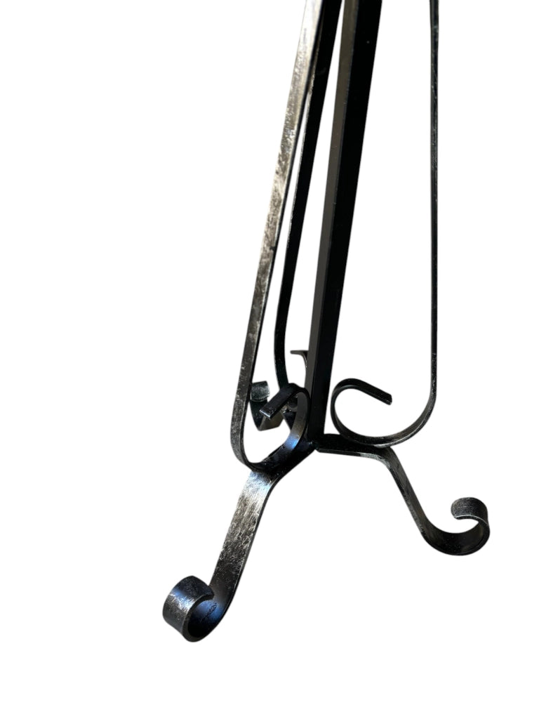 Attrezzo per Camino in Ferro con Accessori,Trespolo con Pomelli in Ottone, Pinza, Uncino, Scopetta e Paletta 70cm h