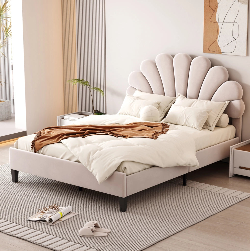 Letto matrimoniale 140x200 cm; testiera floreale e rete a doghe; velluto; beige (Senza materasso)