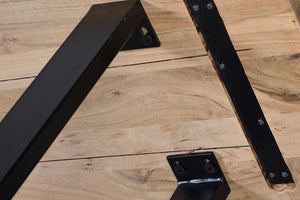 Panca in massello di acacia e piedi in metallo