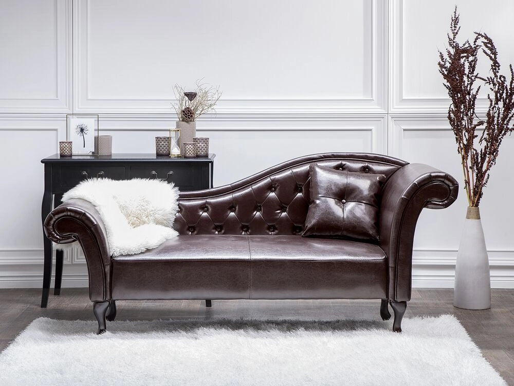 Chaise longue marrone in ecopelle con bottoni imbottiti braccioli arrotolati a versione destra con cuscino