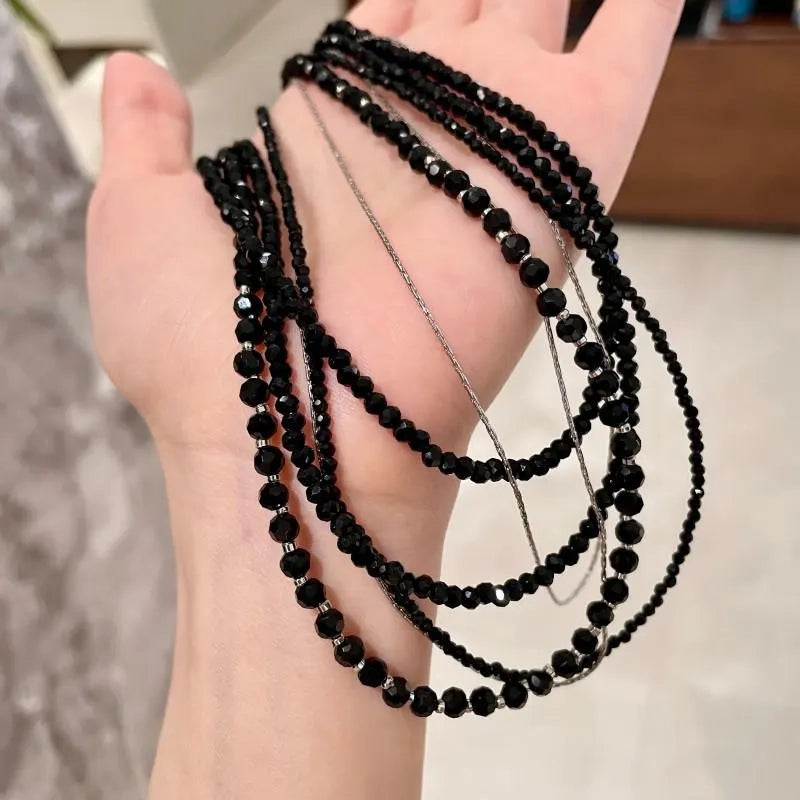 Collana vintage multistrato con cristalli neri: gioiello fatto a mano con perline.