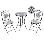 Set da balcone con tavolo e sedie pieghevoli in metallo e piastrelle in ceramica bianca e nera