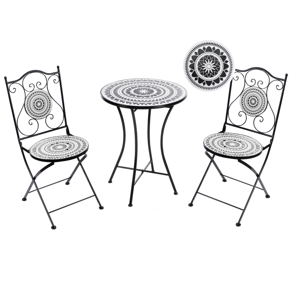 Set da balcone con tavolo e sedie pieghevoli in metallo e piastrelle in ceramica bianca e nera