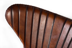 Poltrona rivestita in pelle naturale marrone con gambe in metallo