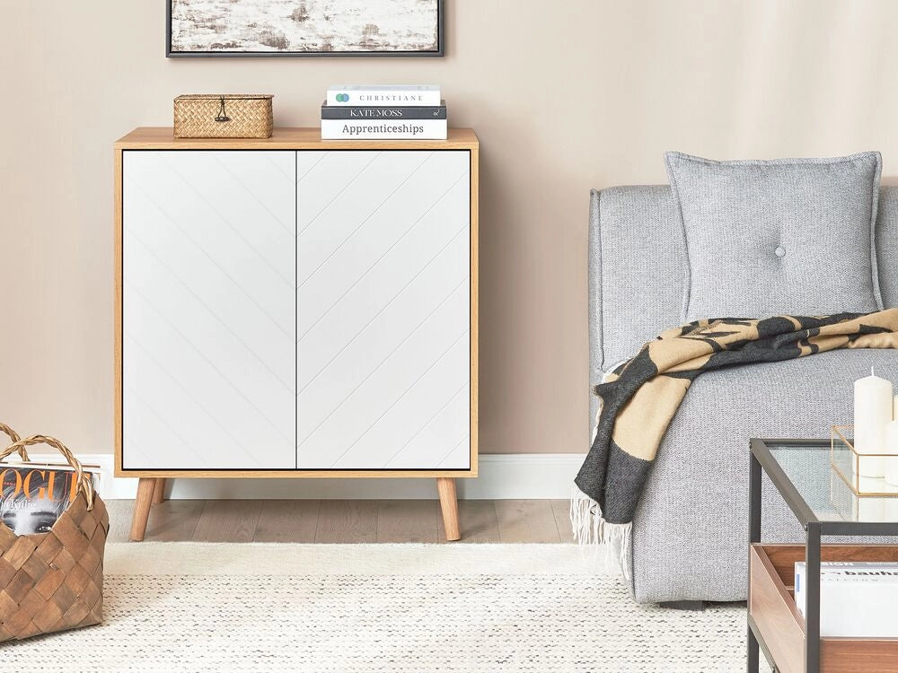 Credenza bianca e chiara in MDF impiallacciato in particelle di legno a 2 ante con ripiani Soluzione di archiviazione scandinava per la camera da letto