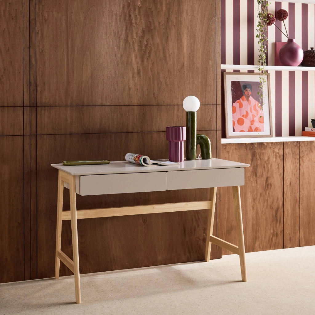 Scrivania decorata in legno di hevea con 2 cassetti, marrone naturale