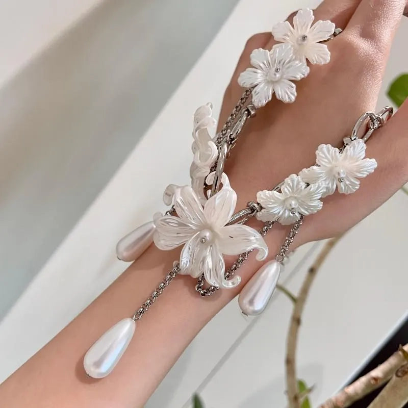 Collana con nappina a forma di fiore bianco: gioiello fatto a mano con perle