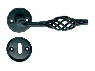 MANIGLIA MODELLO BASKET CON ROSETTA IN FERRO