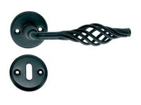 MANIGLIA MODELLO BASKET CON ROSETTA IN FERRO