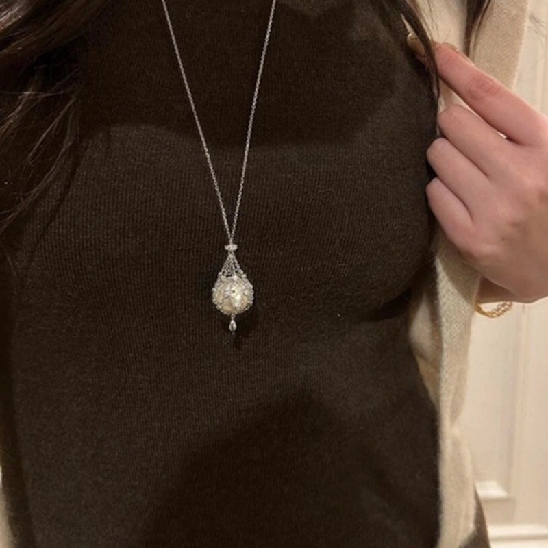 Collana con pendente a goccia in zirconi e nappa, catena per clavicola con perle di cristallo.