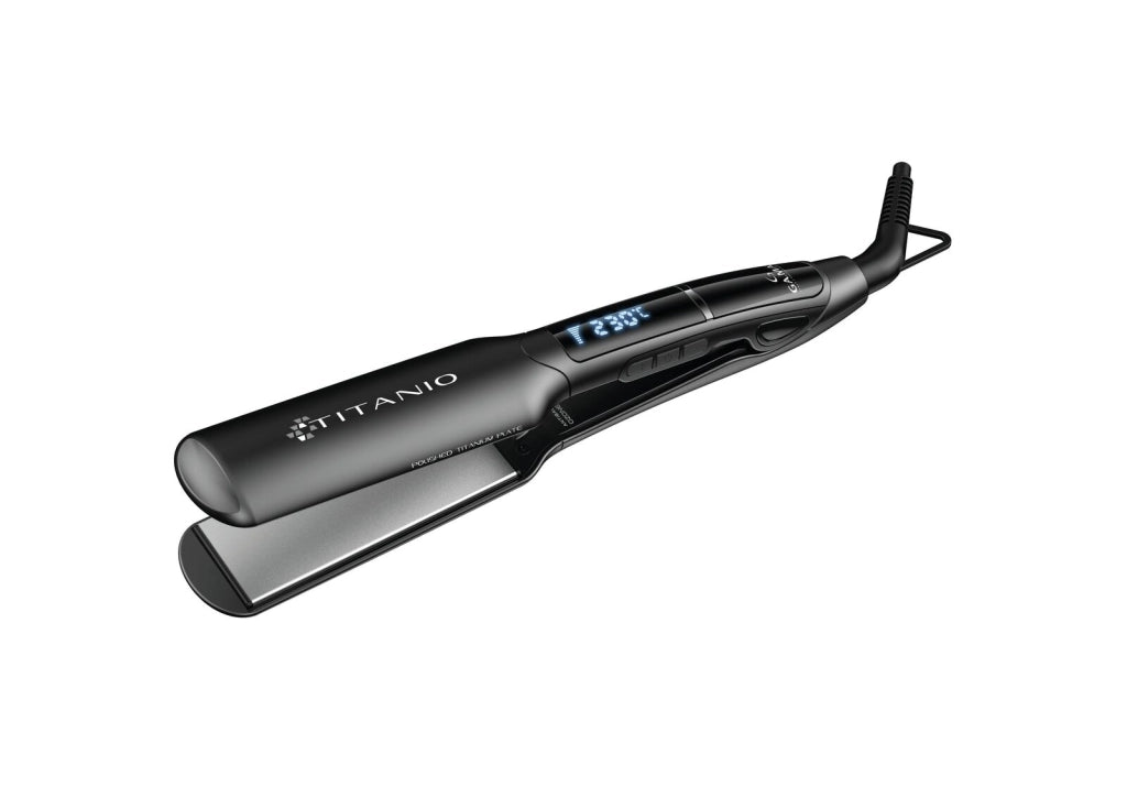GA.MA Piastra X-Wide Digital Titanio 4D: trafile larghe in titanio, tecnologia agli ioni e ozono, anti crespo, per look liscio anche su capelli difficili e voluminiosi, temperatura regolabile da 150 a 230°C, auto spegnimento