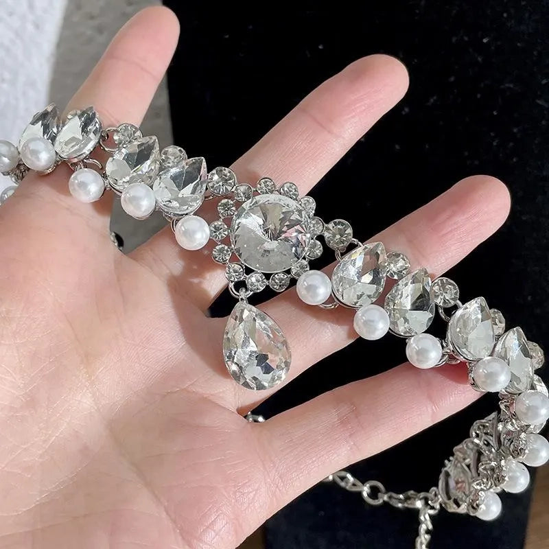 Collana barocca con diamanti realizzata a mano: un regalo scintillante al chiaro di luna.