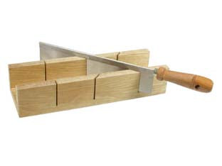 DIMA TAGLIACORNICI IN LEGNO CON SEGA  misure dima mm.300x95x60 int.    ALTE