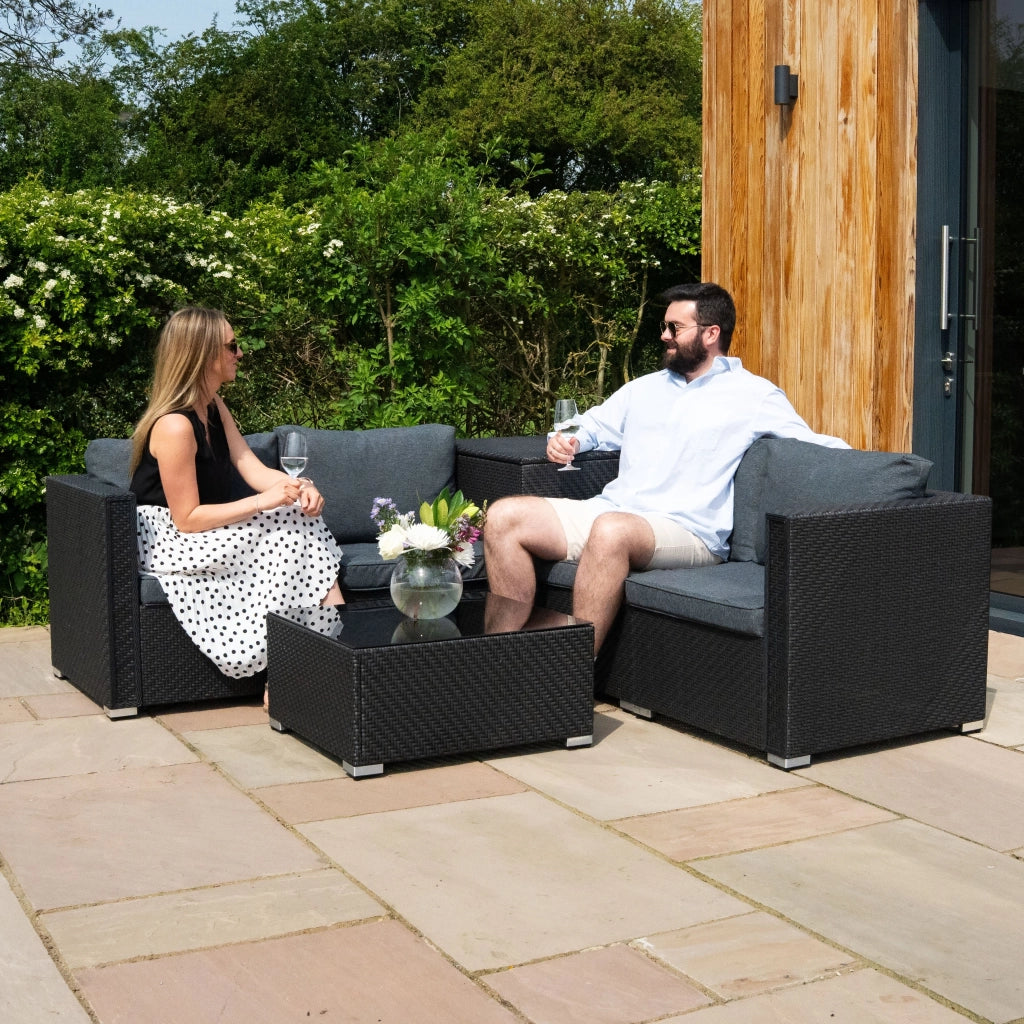 Set Rattan Nero 6 Pezzi con Tavolino e 2 Bauli Contenitori (250L + 996L)