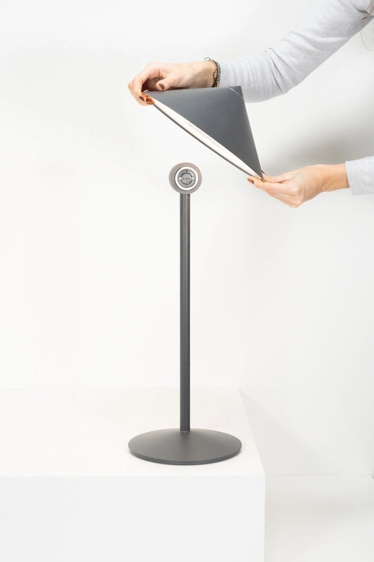 Zafferano Lampada da Tavolo Led Ricaricabile Pina L Desk - 6W, IP65, Dimmer Touch, Testa Magnetica, Design Moderno per Interni ed Esterni - Oro