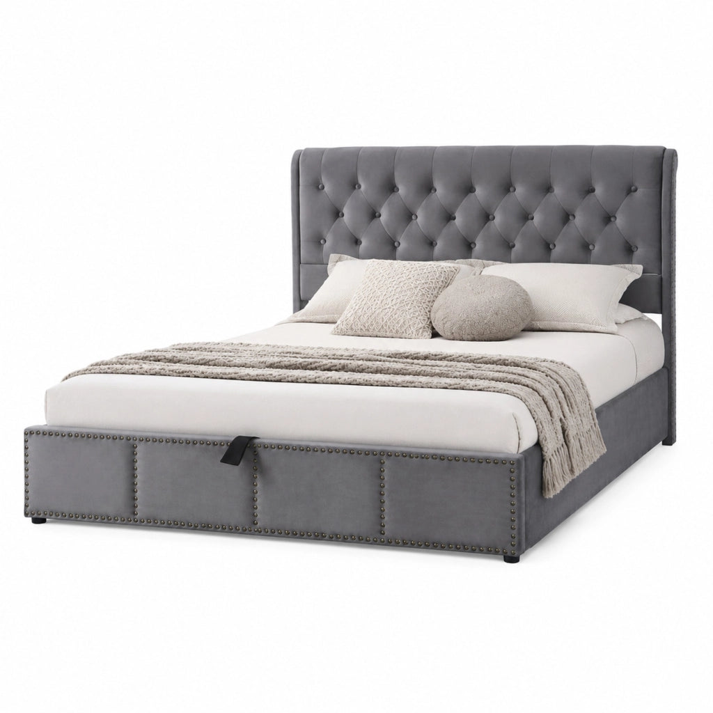 Letto imbottito 140x200 cm in velluto grigio con contenitore, testiera alta e finitura con borchie