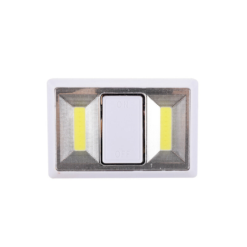 INTERRUTTORE LUMINOSO A PILE BIANCO- si installa dove volete: in camera da letto, in corridoio, nel locale caldaia, la cantina, il solaio, un armadio, in cucina. Si installa in 3 diversi modi:  1) appendendola grazie al comodo gancio che troverete sul retro. 2) attaccandola usando il biadesivo posto sul retro della lampada. 3) Fissandola su una parete metallica, ha due calamite fortissime. Peso 0,078 kg.- 1,0 pz