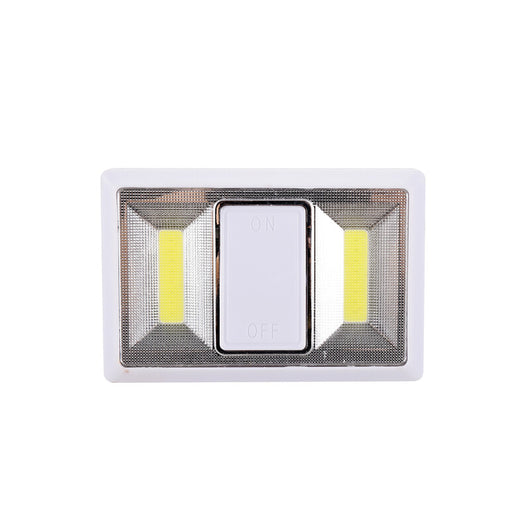 INTERRUTTORE LUMINOSO A PILE BIANCO- si installa dove volete: in camera da letto, in corridoio, nel locale caldaia, la cantina, il solaio, un armadio, in cucina. Si installa in 3 diversi modi:  1) appendendola grazie al comodo gancio che troverete sul retro. 2) attaccandola usando il biadesivo posto sul retro della lampada. 3) Fissandola su una parete metallica, ha due calamite fortissime. Peso 0,078 kg.- 1,0 pz